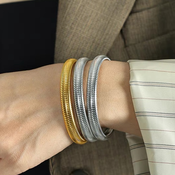 ◾️Silver Flexible Ribbed Designed Bracelet - Picture 16 of 16